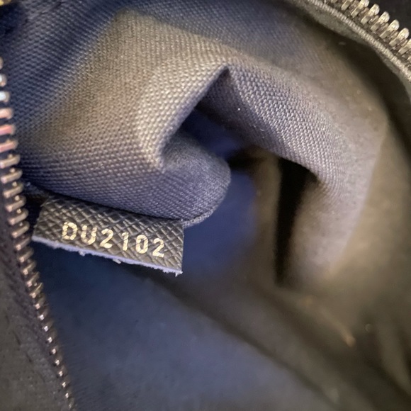 Louis Vuitton EPI leather Flap Messenger Bag - Picture 7 of 8